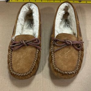 UGG Dakota Suede Leather Sheepskin Lining Rubber Sole Moccasin sz 5